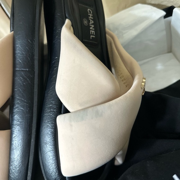 Chanel Women's Black and Cream Sandals - Picture 16 of 16